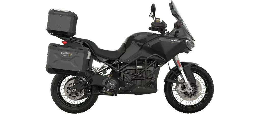 Die speziell angefertigte DSR/X ist eine echte Enduro, die sich durch modernste Technologien, ein federleichtes Gewicht und ein robustes Fahrwerk für unvergleichliche Leistungsfähigkeit auszeichnet. Ihr schlankes Design, die ergonomischen Eigenschaften und die optimierte Geometrie gewährleisten souveräne Kontrolle auf jedem Trail. Als Erweiterung der neuesten Technologie ist eine vielfältige Auswahl an Zubehör exklusiv für die DSR/X erhältlich. Als neu interpretierte elektrische Enduro ermöglicht Ihnen die DSR/X grenzenlosen Tourenspaß, ganz gleich wohin Ihre Abenteuerlust Sie auch führen mag.